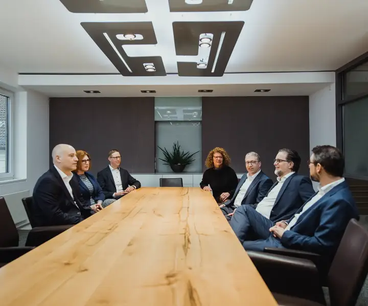 Kanzleipartner sitzen am Konferenztisch